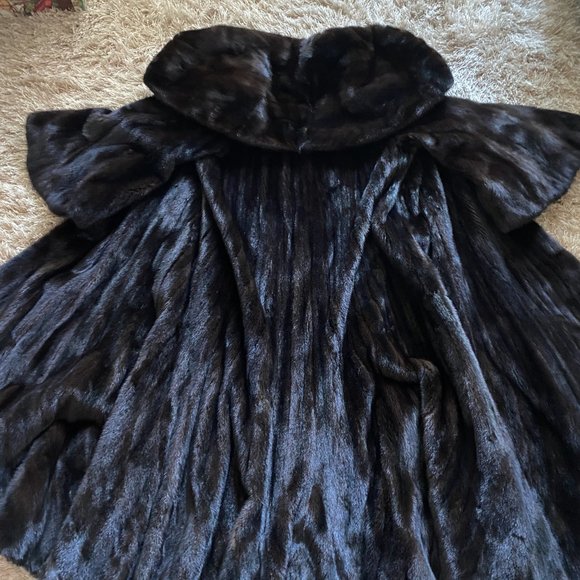 Luxurious Custom Canadian female full pelt Full length swing coat see sizing - Picture 6 of 9